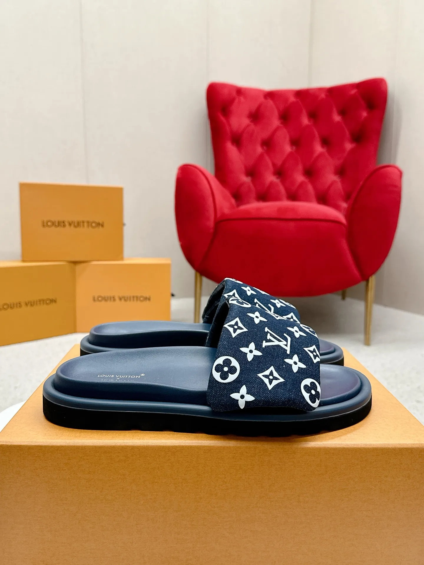 👟👟Ex-factory price 420👟👟 LV Louis Vuitton Full of high-end feel! A popular model among bloggers at home and abroad, it’s retro and fashionable and looks amazing on your feet! Mainly recommended model on the official website★ ━━━━━ ЅᏇєєt ━━━━━ ▪️Upper: original calfskin ➕5D printing process ▪️Inner: imported mixed sheepskin ▪️Outsole: original molded foam outsole ▪️Size: Female 35-40 Men's 39-44 (women's 41 men's 45)